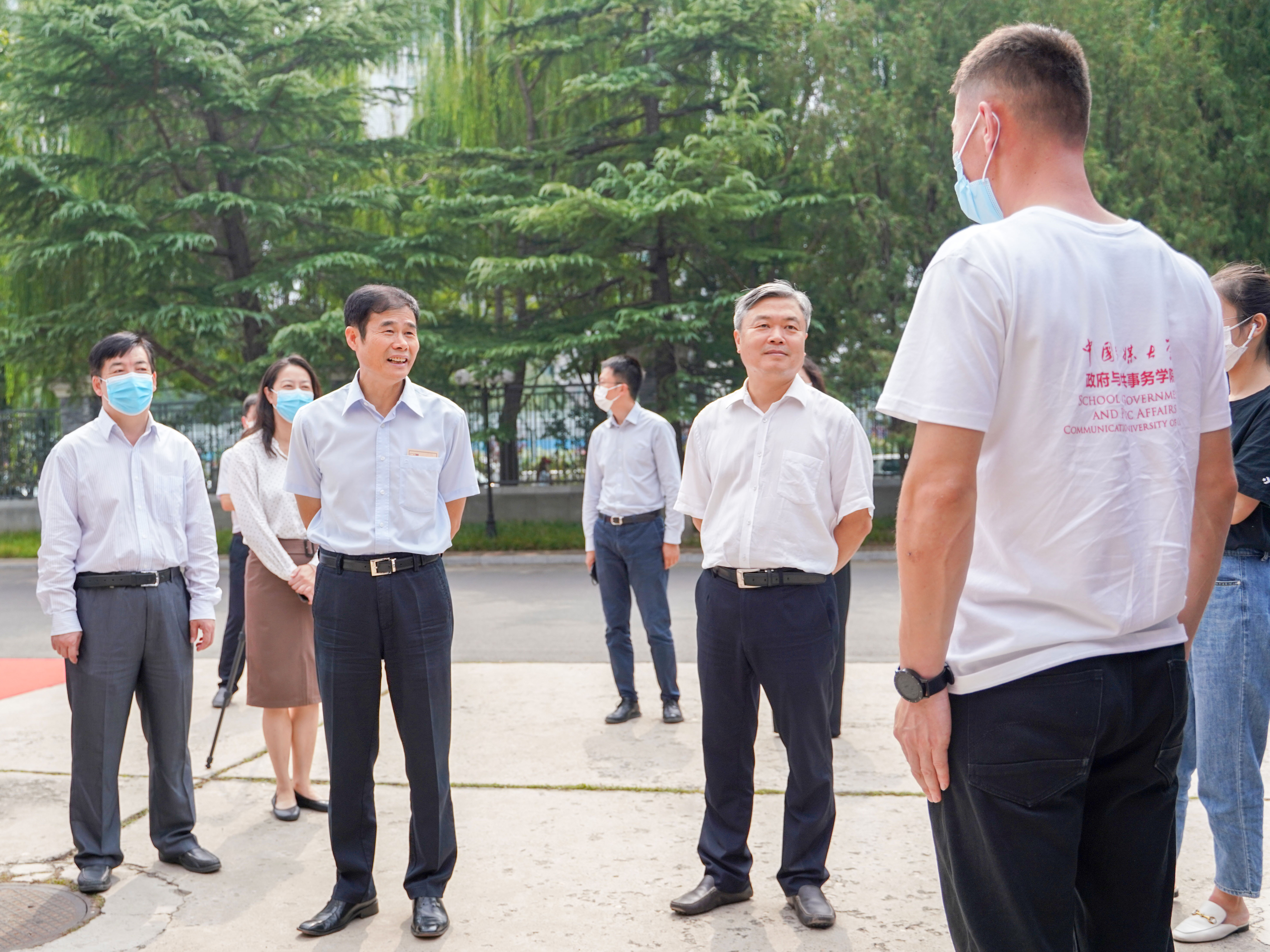 中国传媒大学校领导看望2020级新生及迎新工作人员