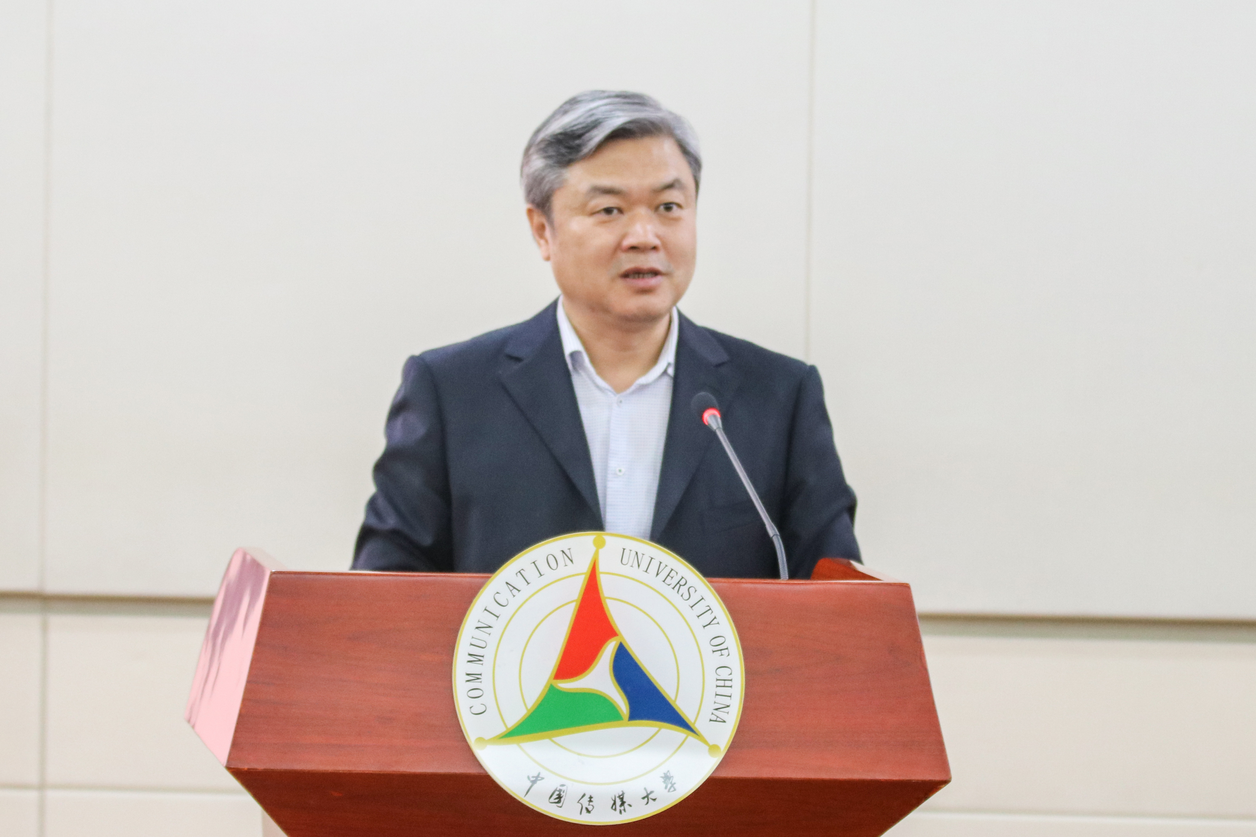 教育部教师工作司司长任友群应邀来中传作报告