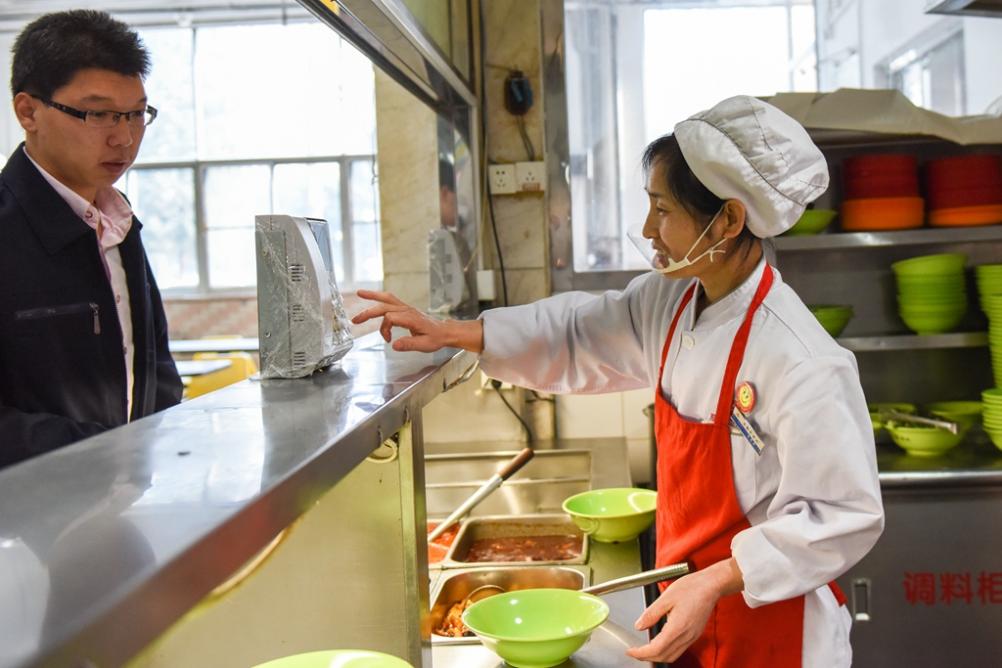 因为她笑的甜,学生们都喜欢她,于是孟阿姨还担任了窗口服务员.